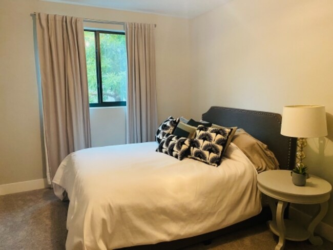 Building Photo - 947 Arlington Ave N