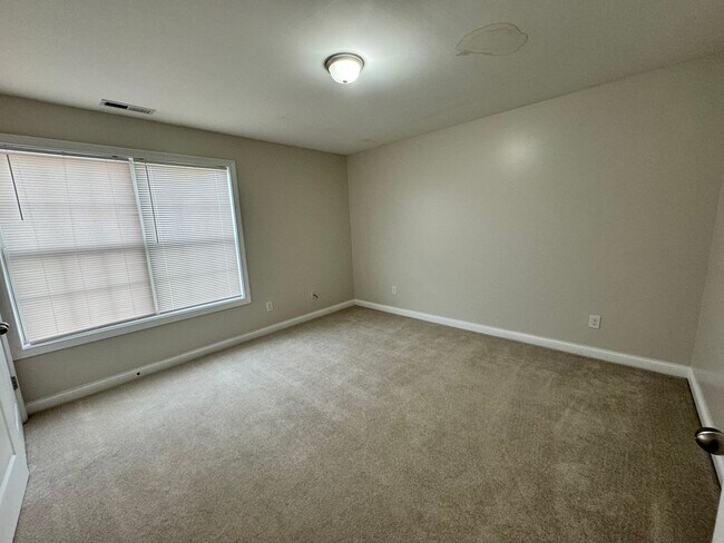 Building Photo - Beautiful 4 Bedroom in Kearney Ridge