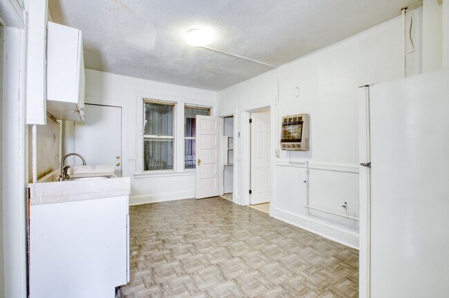 Building Photo - 2 bedroom 1 bath available ASAP