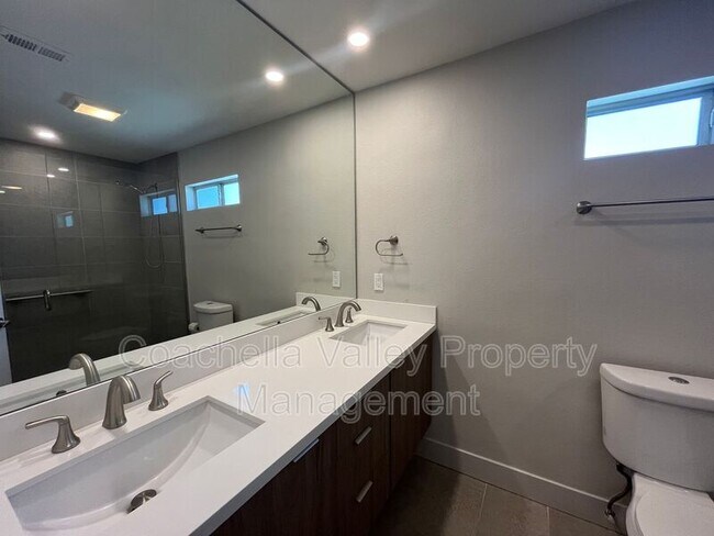 Building Photo - 835 Nueva Vista Dr S