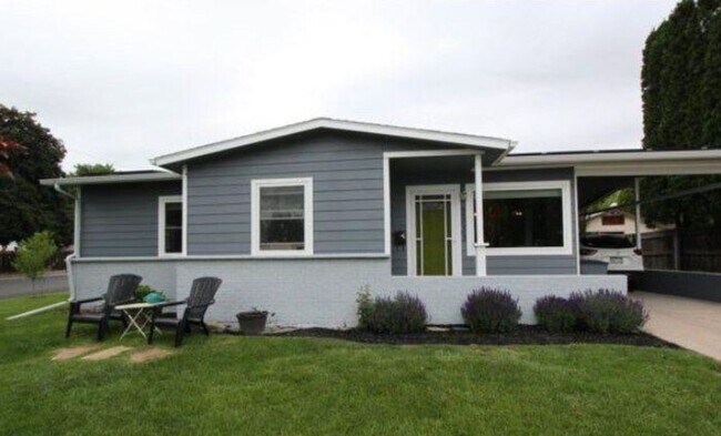 Building Photo - Updated 3 Bed Home with Vaulted Ceilings, Solar Panels & Large Corner Lot!