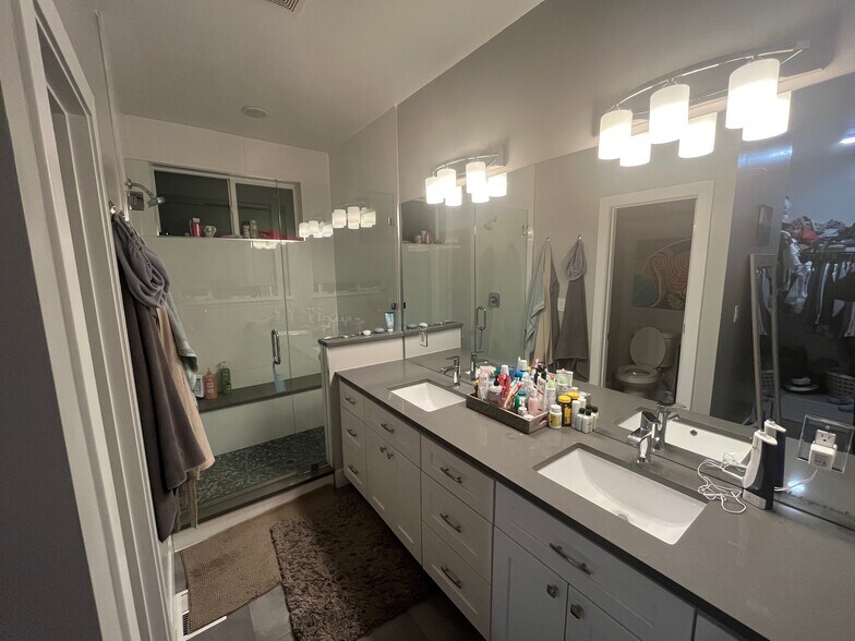 primary bath - 3326 S Washington St