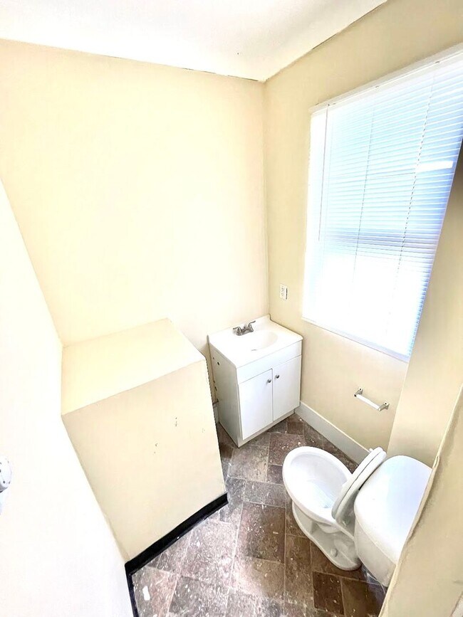 Building Photo - 1015 W Main St