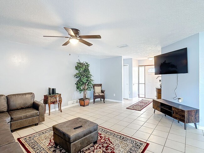 Building Photo - 3 Bedroom Home in Poinciana