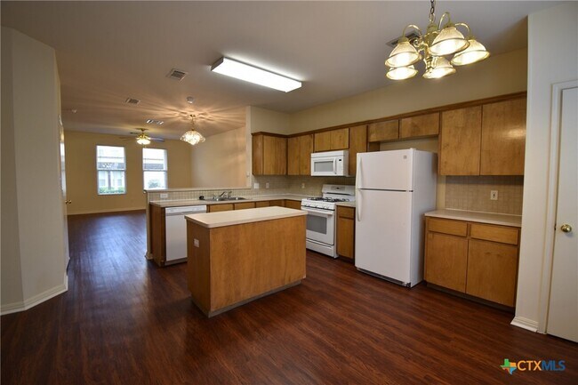 Building Photo - 2215 Dry Creek Dr