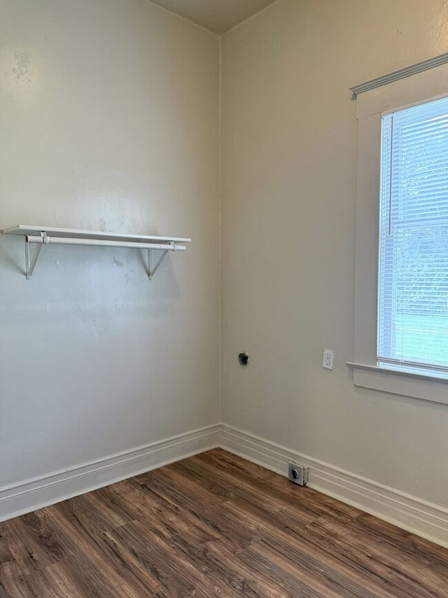 Building Photo - Endearing 2/1 Available Now!!!