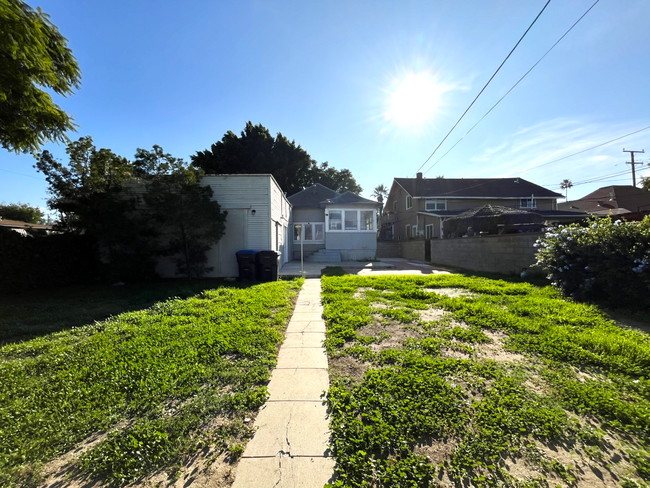 Building Photo - REMODELED 2 BED, 1.5 BATH IN CORONA