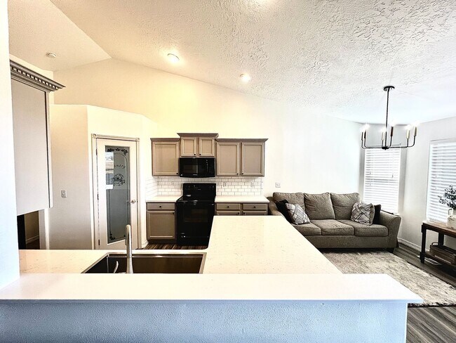 Building Photo - 3 Bed 2 Bath Single Level Home with 3 Car ...