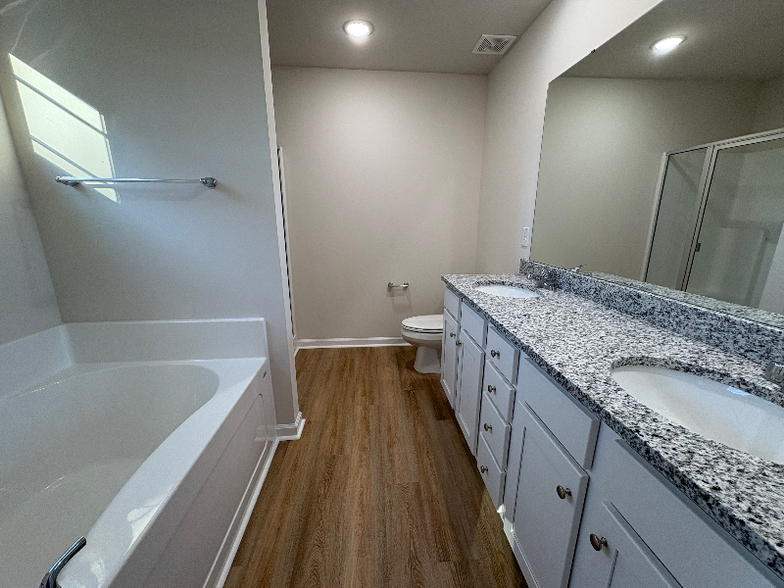 Building Photo - 32 Oakfield Trce Dr