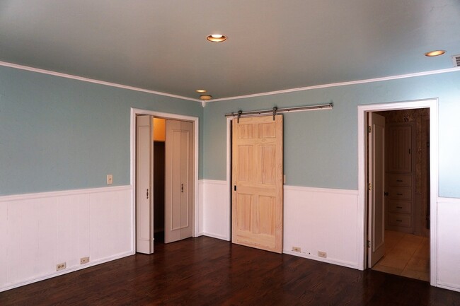 Building Photo - 3 bed 3 Bath 2 Car Garage Town Home in the...