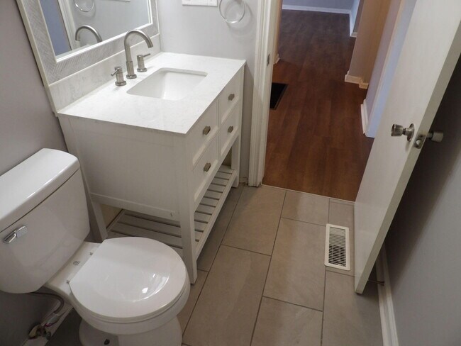 Building Photo - 902 Plaza Dr