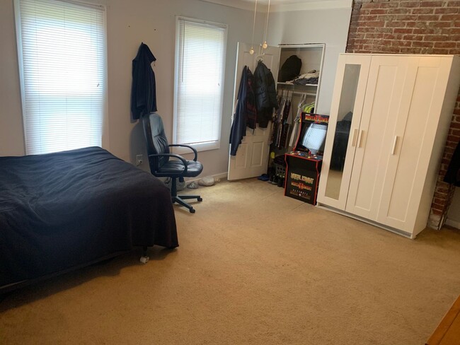 Building Photo - Large 3 Bedroom Available Now! Central air...