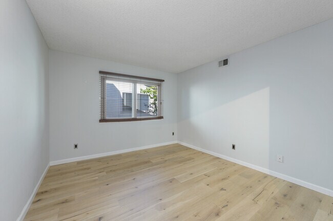 Building Photo - 6716 Clybourn Ave