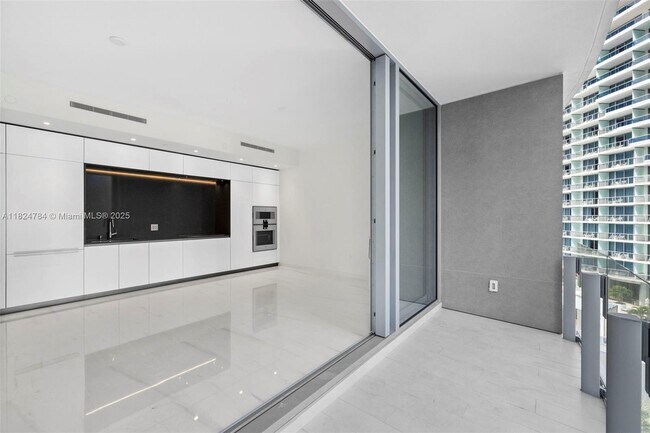 Building Photo - 300 Biscayne Blvd Way