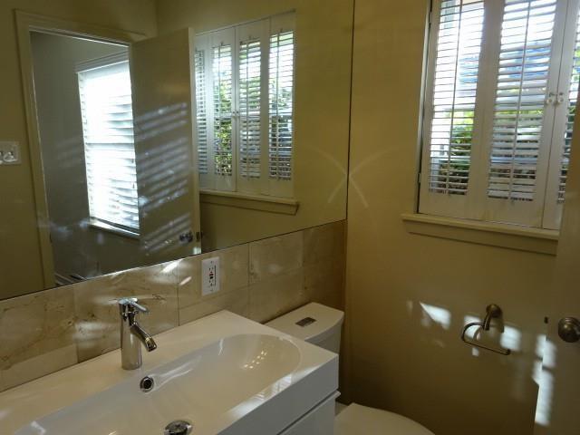Building Photo - 6421 Lake Cir Dr