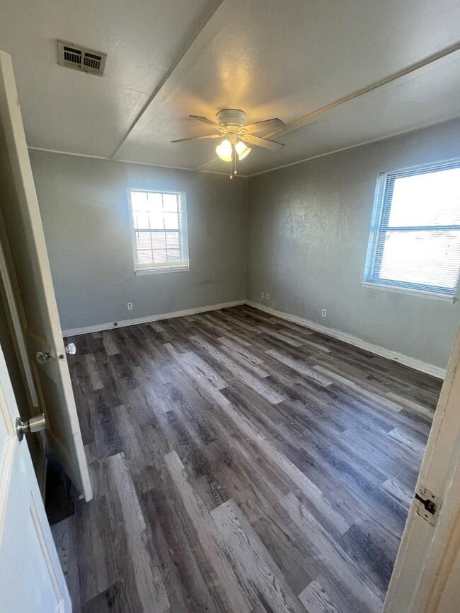 Building Photo - 1 Bed 1 Bath Duplex For Lease Now!