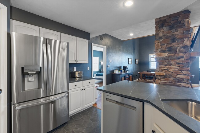 Building Photo - 8120 Stonegate Dr