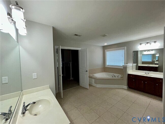 Building Photo - 4700 Jaydee Dr