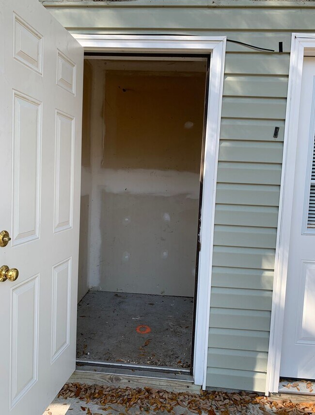 Building Photo - 3 Bedroom 2 Bath Renovated House Available Now on Park Avenue