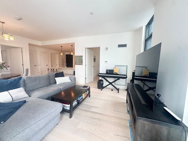 Building Photo - 32 Traveler St