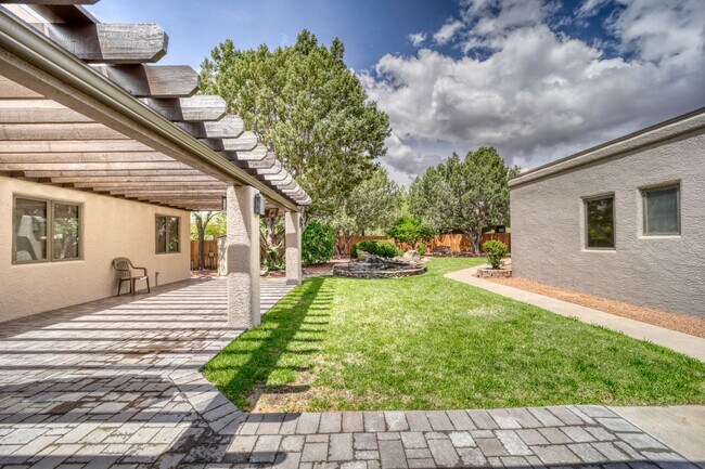 Building Photo - Beauty on Bowstring Drive