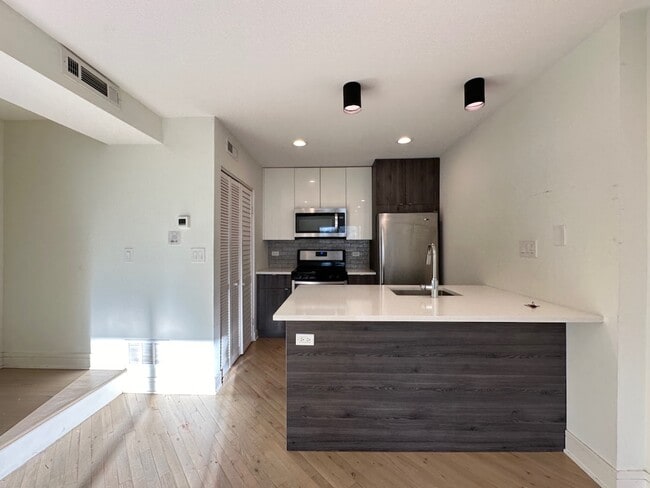 Building Photo - 949 W Grace St