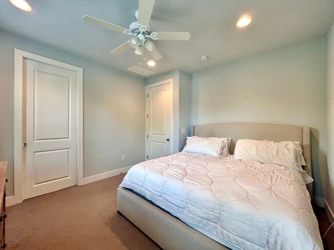 Building Photo - 930 E 54th St