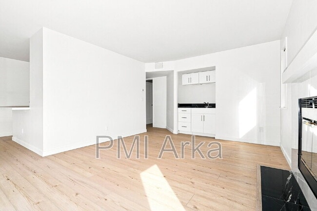 Building Photo - 9800 Roosevelt Way NE