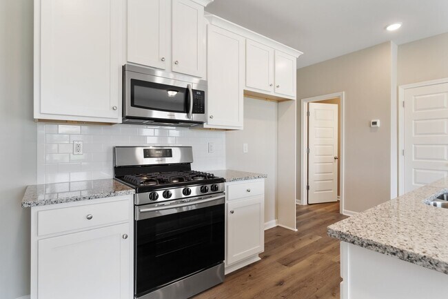 Building Photo - Contemporary 3 bed 2.5 Bath Town Home in Oakwood! Mundy Mill Township