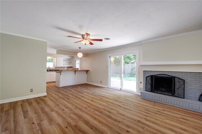 Building Photo - 900 Aurora Cir