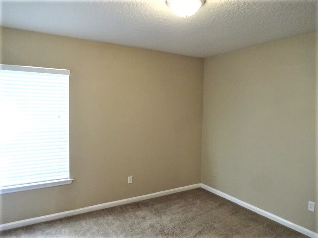 Building Photo - 633 Battlegate Ln