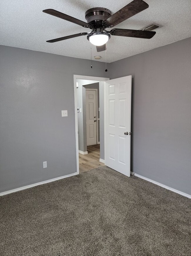 Building Photo - 3/2/2 in South Pointe with Lots of Features