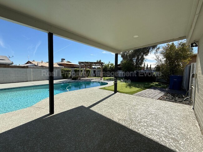 Building Photo - 429 E Greenway Dr