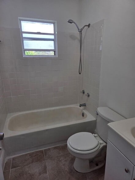 Building Photo - 1633 W 28th St