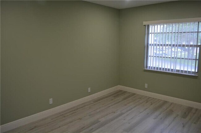 Building Photo - 2710 Riverside Dr