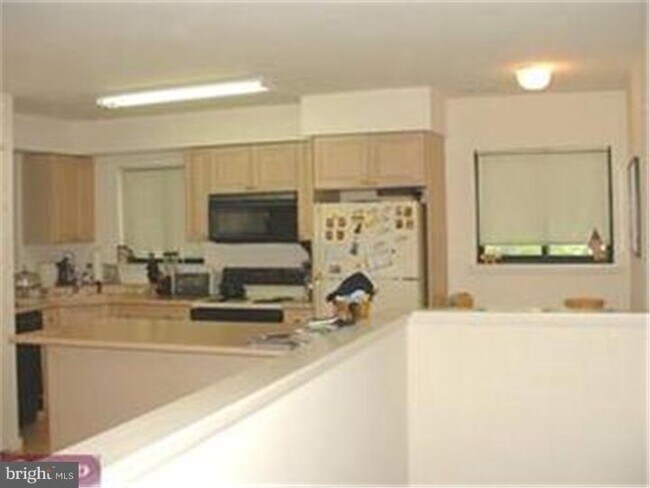 Building Photo - 1700 Oakwood Terrace