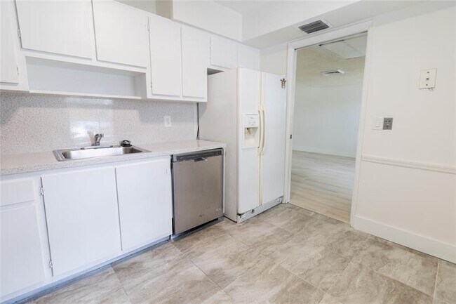 Building Photo - 4007 N Cypress Dr