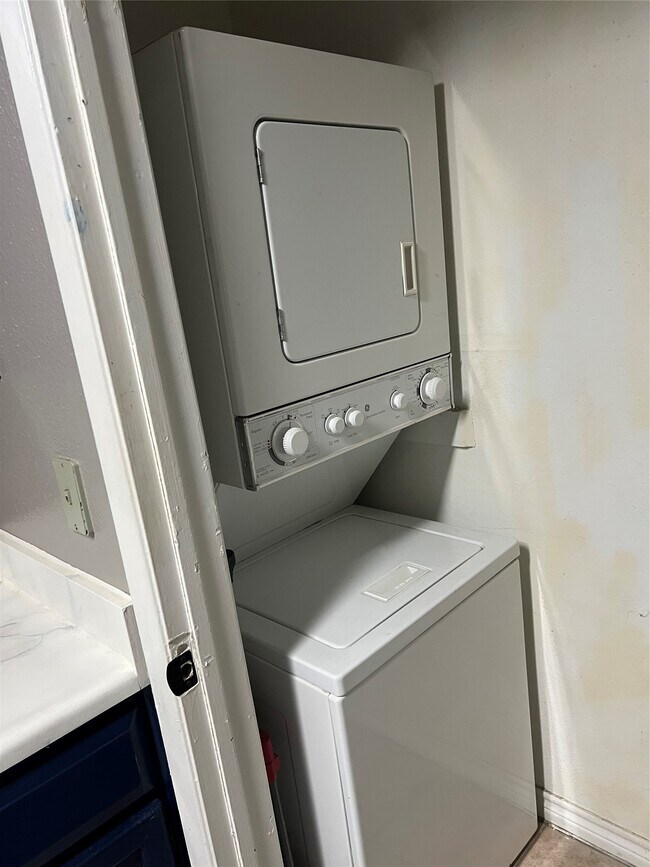 Building Photo - 3900 Woodchase Dr