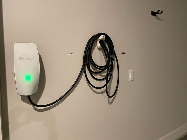 Building Photo - 5 bedrooms 3 bathroom Smart Home