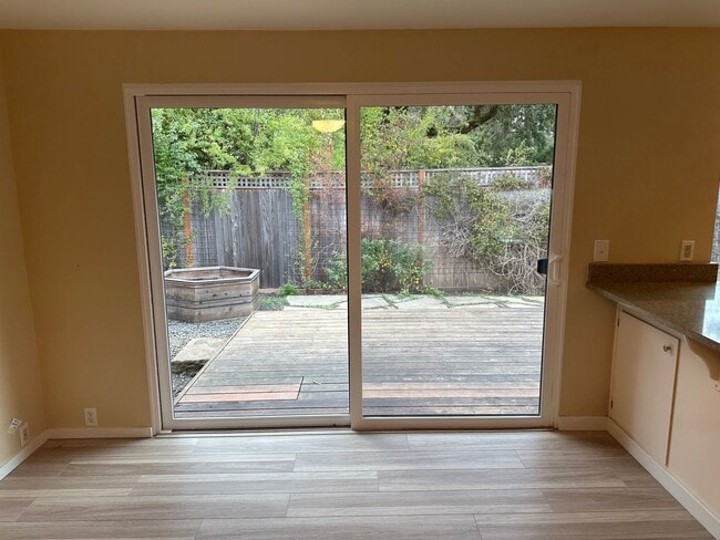 Building Photo - Beautiful custom 3 bedroom 2 bathroom hous...