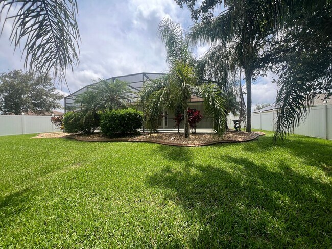 Building Photo - Beautiful 3 bedroom 2 bathroom pool home
