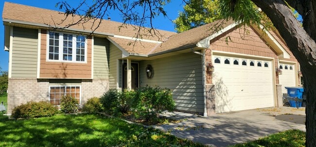 3 car garage - 10178 Karston Ave NE