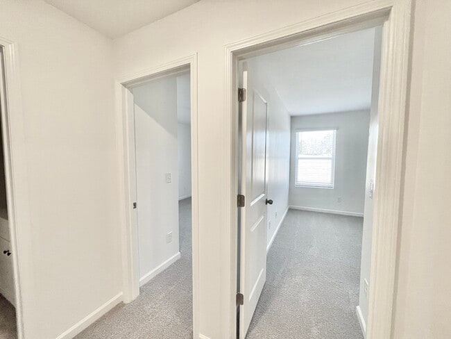 Building Photo - 3 br 2.5 ba townhome with one car garage n...