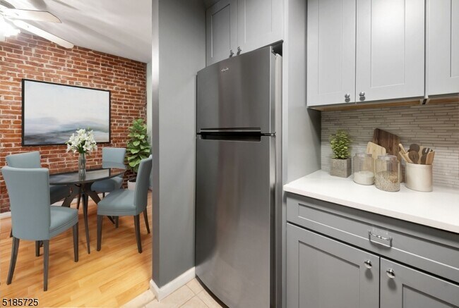 Building Photo - 6 E Blackwell St