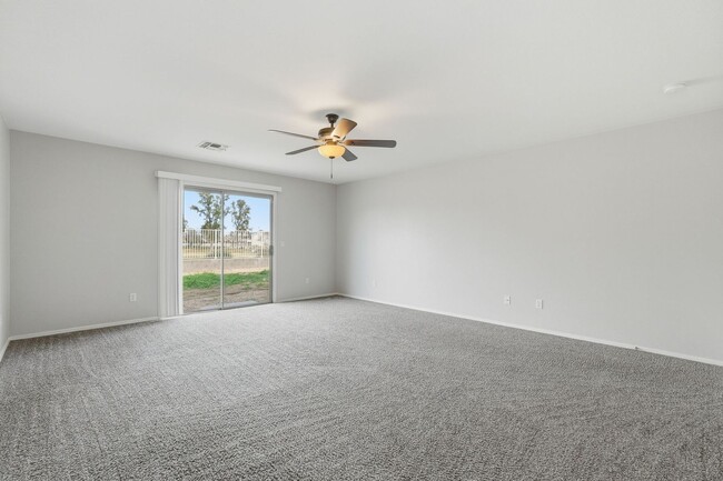 Building Photo - HUGE 6 Bedroom Home - Westgate and Freeways Nearby!