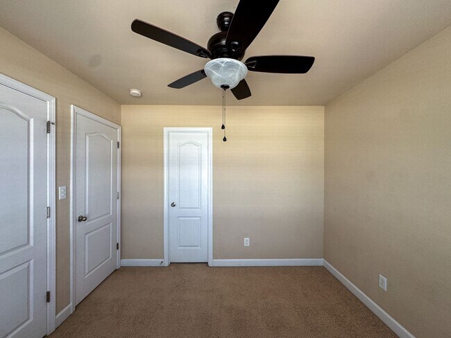Building Photo - Beautifully Maintained 3 Bed 2.5 Bath West Gate Home