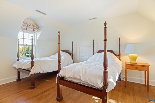 Building Photo - 640 Ivy Ln