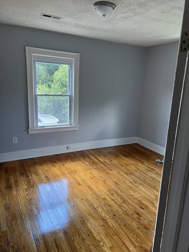 Building Photo - 1332 Custer St