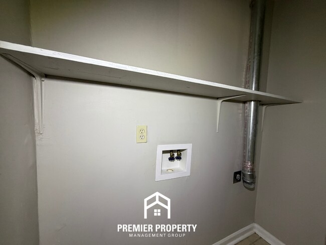 Building Photo - Charming 3BR Home in 38117- Hardwood Floors & Fenced Backyard