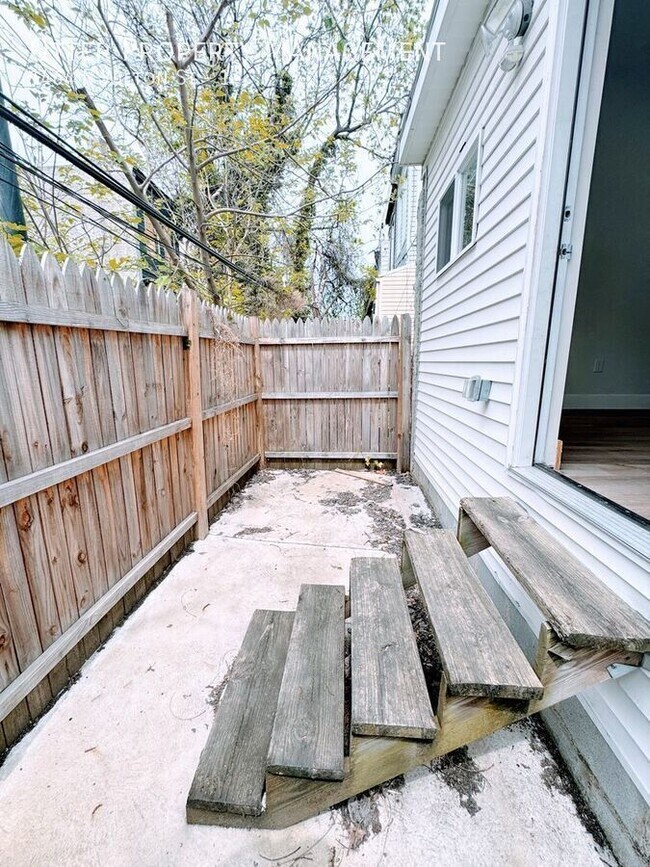 Building Photo - 1464 N Wilton St